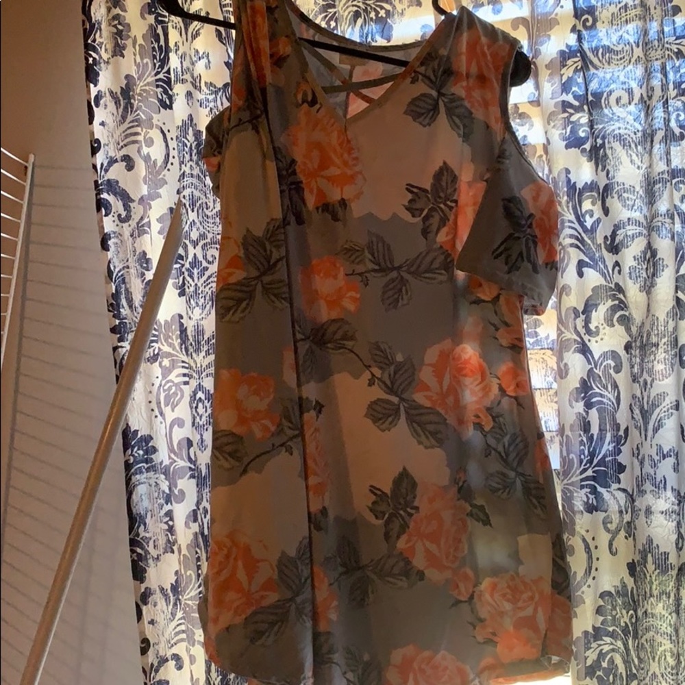 Flower top with cut out shoulders